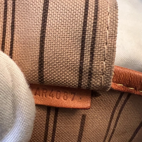 LOUIS VUITTON LV Neverfull MM Monogram Bag - Picture 5 of 17